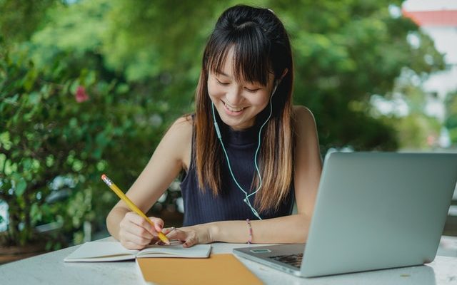 Robert Davis of RD Heritage Advises Students On Writing Scholarship Essays 1 pexels zen chung 5538618